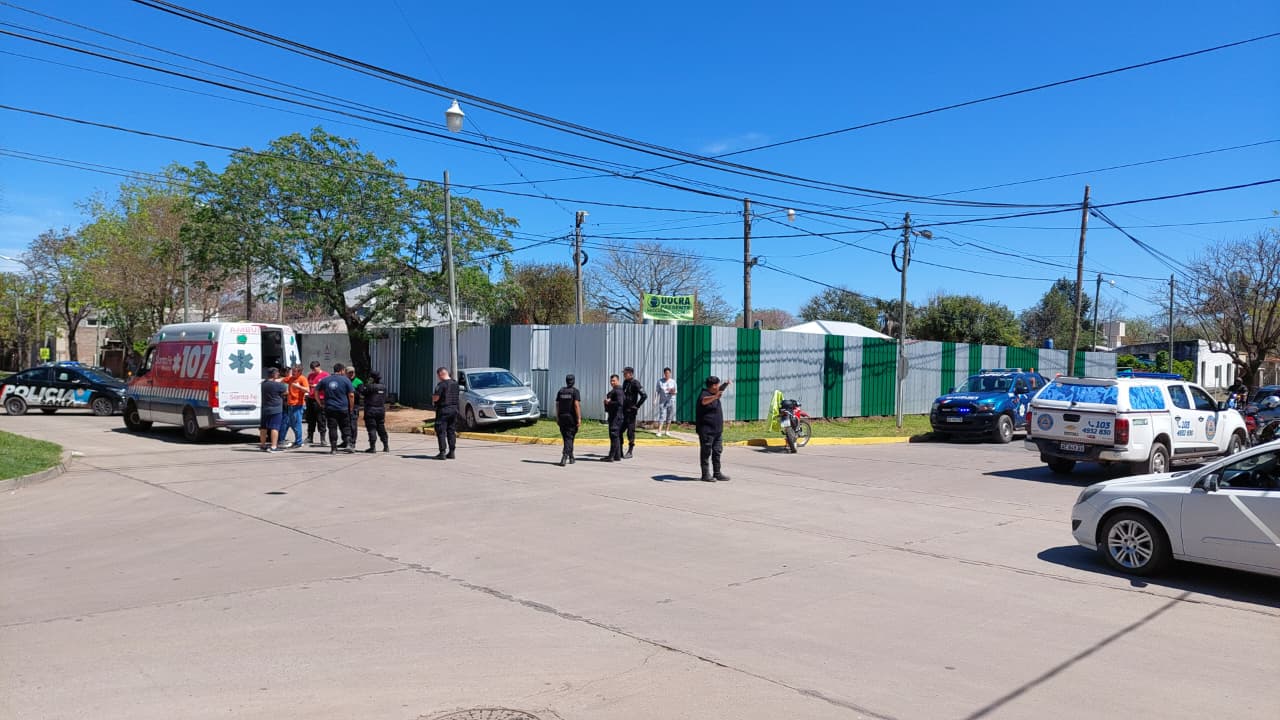 Caos de domingo en Funes: un duro choque en el centro terminó con dos niños heridos y un auto sobre la vereda